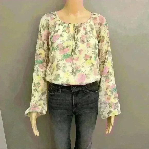 VERO MODA  Pastel yellow floral light weight long sleeves blouse. - Picture 11 of 11